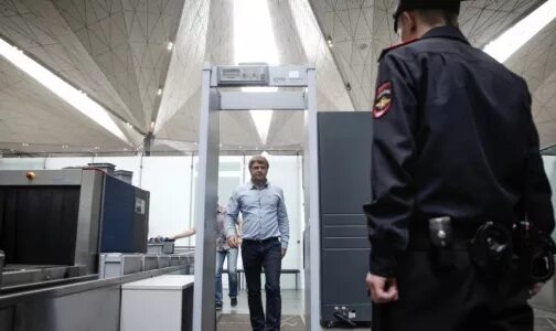 Досмотр металлодетектором. Металлодетекторы в аэропорту. металлодетектор в аэропорту. металлодетекторы овд. рамки в аэропорту на досмотре.