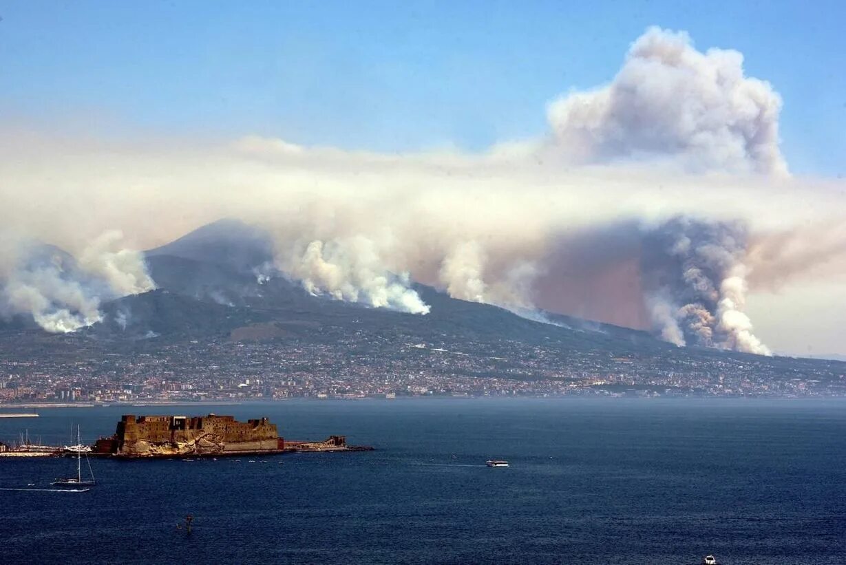 Mt vesuvius. Вулкан Везувий. Неаполь Везувий. Неаполь вулкан Везувий извержение. Гора Везувий.