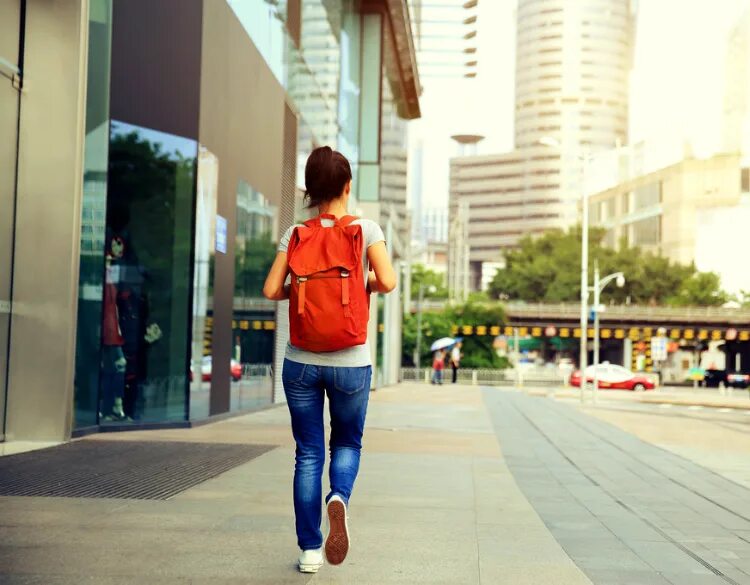 люди на улице спиной. парень идет по улице. мужчина идет по улице. парень с боку. люди на улице спиной.