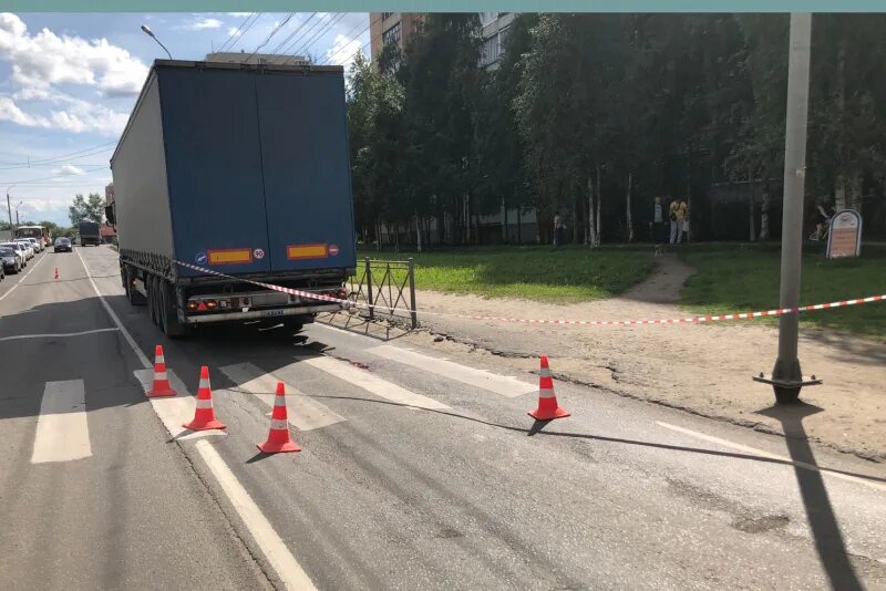 Архангельск переехал. Пешеходный переезд. Грузовик переехал женщину. Фуры в Архангельске.