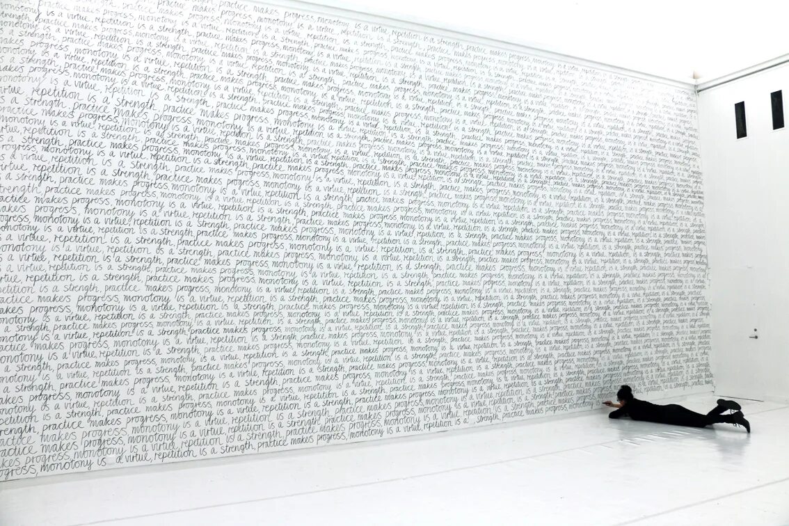 Где есть стена. Текст на стене. Стена из текста. Стена из слов. Слова на стене.