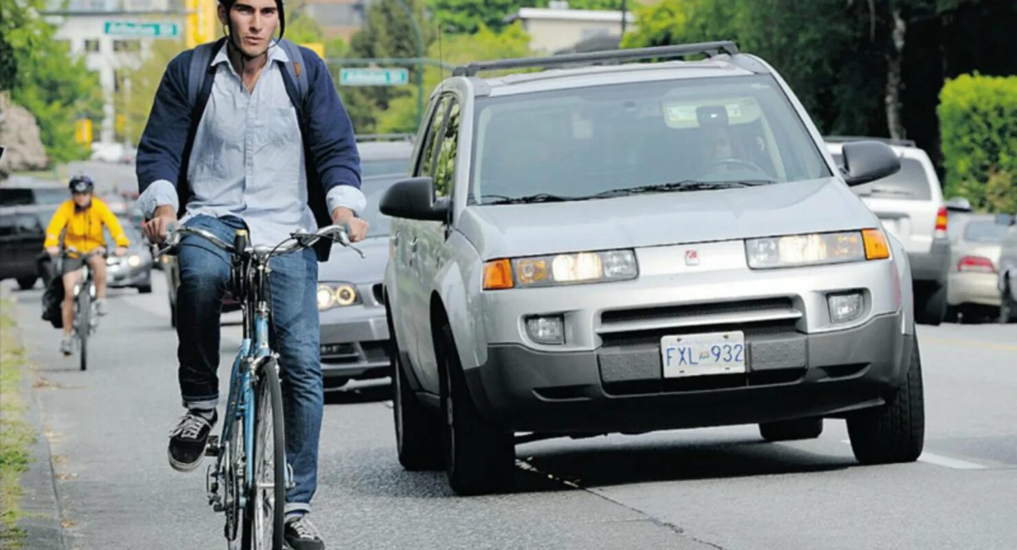 Ездить на работу на велосипеде. Велосипедист на дороге. Езда на велосипеде по городу. Машина велосипед. Велосипед и машина на дороге.