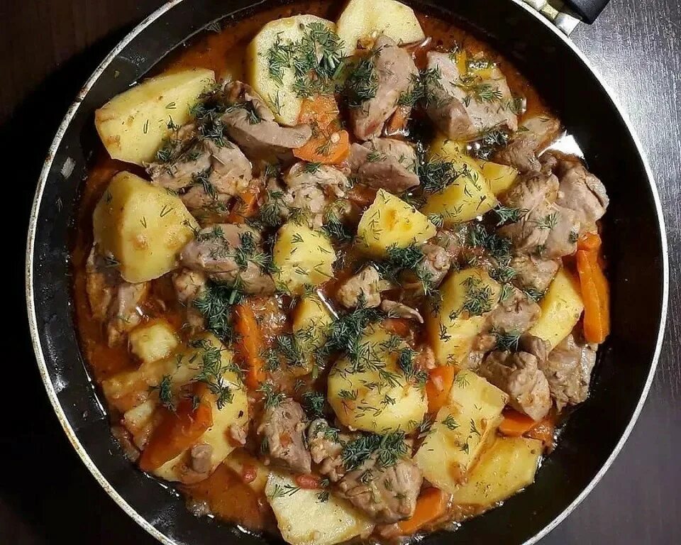 Жаркое по домашнему в кастрюле. Жаркое из свинины. Жаркое в кастрюле. Жаркое из говядины с картошкой в мультиварке. Жаркое из индейки с картошкой в духовке.