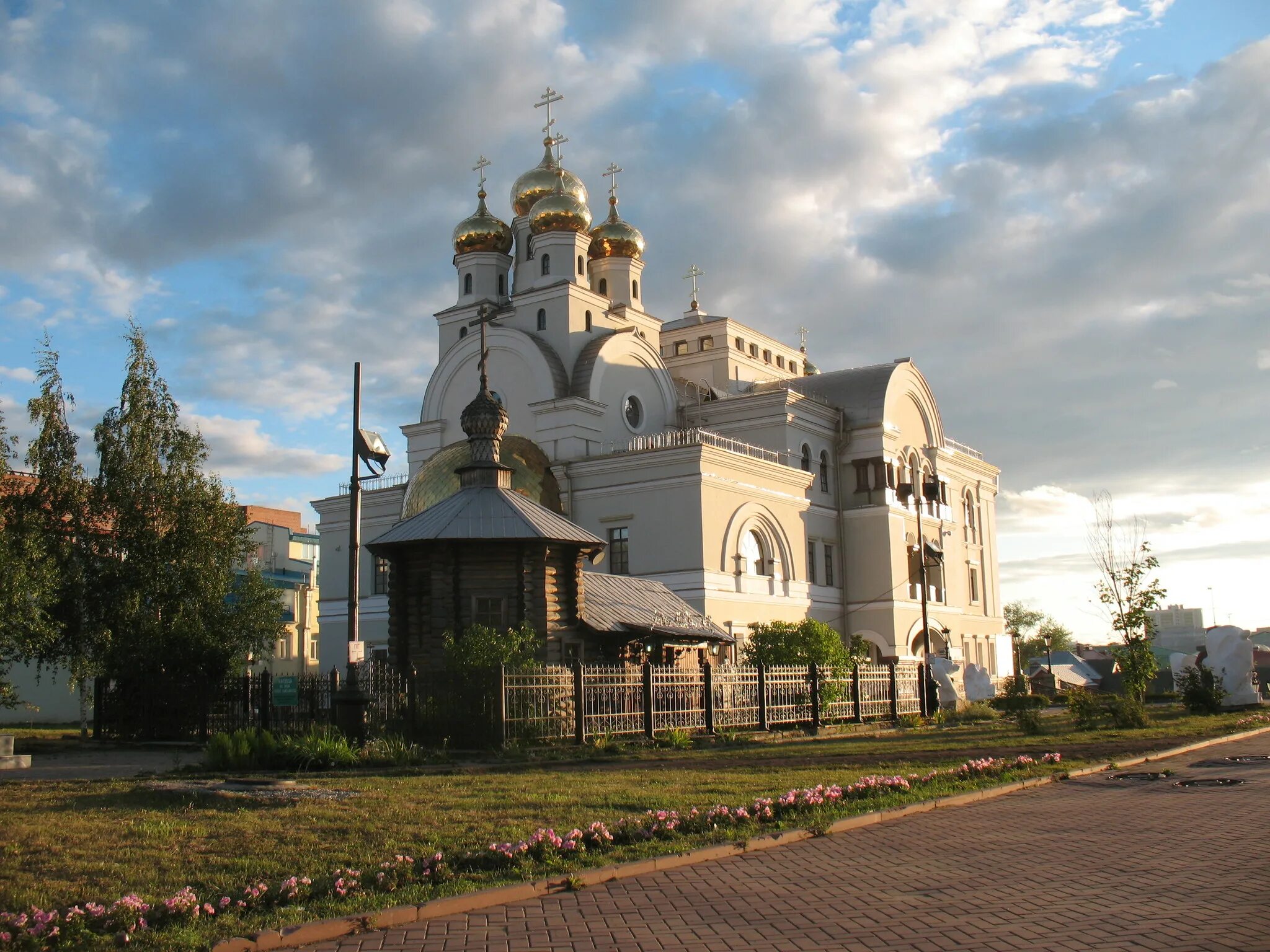 Погода чебаркуль. Чебаркуль Церковь на горе. Красивая архитектура Чебаркуль. Чебаркульский храм до реставрации. Церковь Чебаркуль фото.