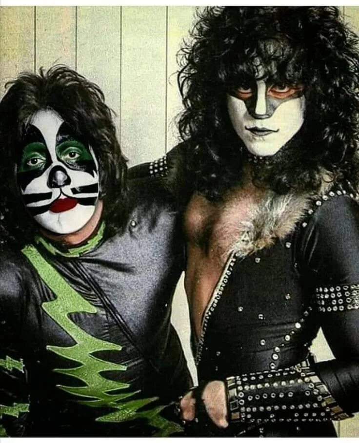 Kiss alive 1975. Уорд все книги. Kiss 1975. Kiss 1978. Black veil brides энди и эшли.