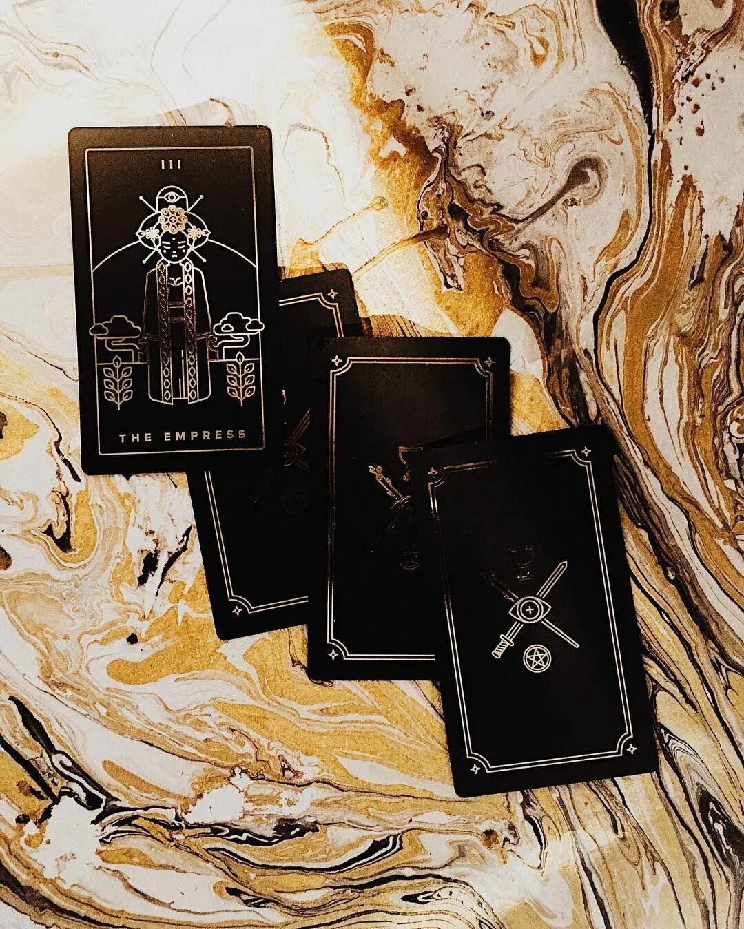 Черная карта магия. Голд фойл Таро. Черное Таро (Black Tarot). Таро Black Gold. Колода Таро Wicca.