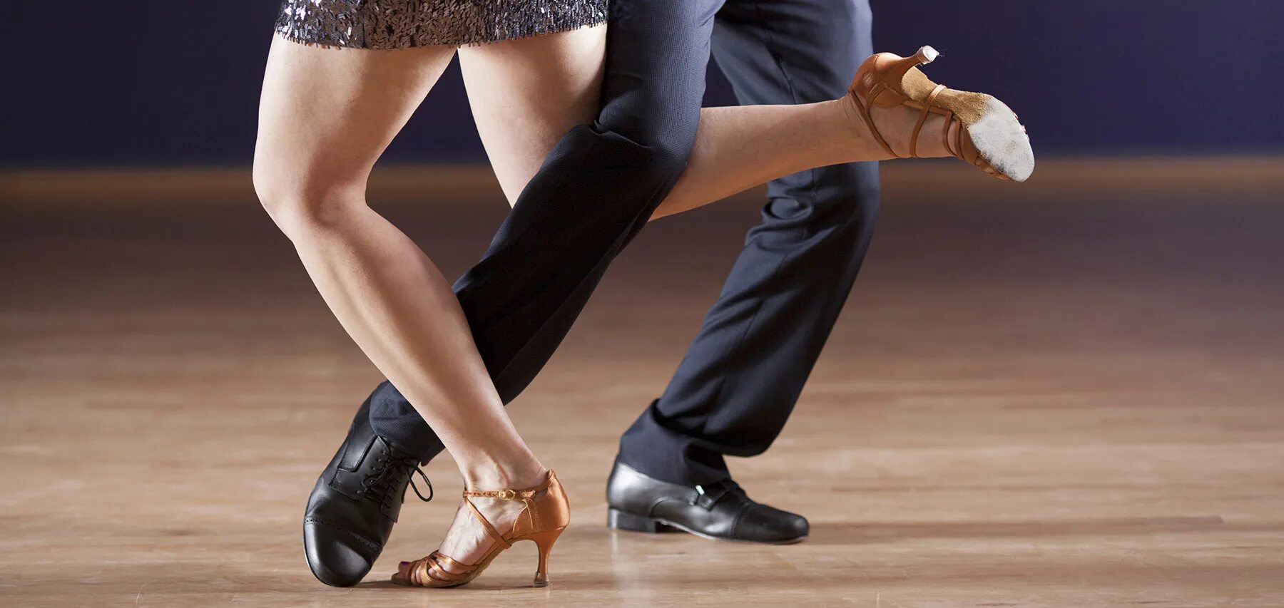 стильный образ для современных танцев. танцуют ногами как называется стиль танца. линди хоп танец одесса бэнд. бачата танец. бальные танцы.