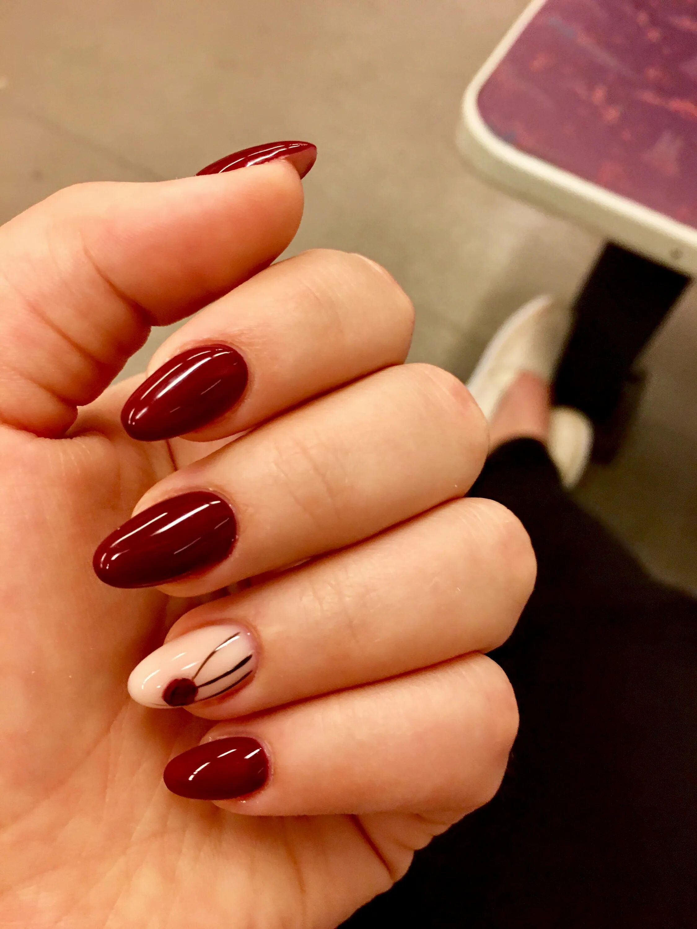маникюр на короткие ногти вишня. маникюр с вишенками на короткие. шеллак 2020 марсала. вишня на ногтях. ногти с вишенками.
