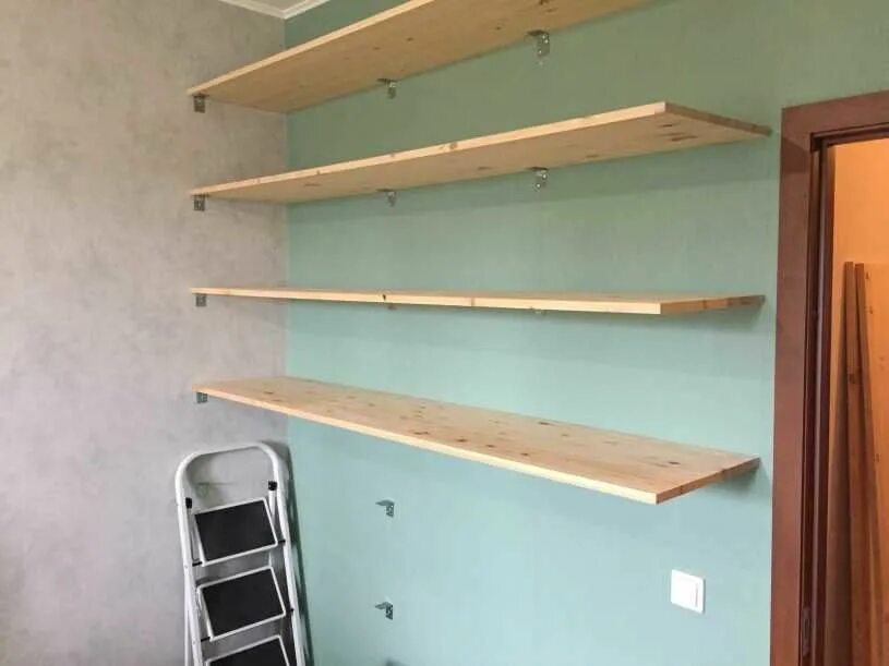 Сделать полки из дсп. Стеллаж в кладовку. самодельные настенные полки. полки в кладовой. полки настенные в кладовку.
