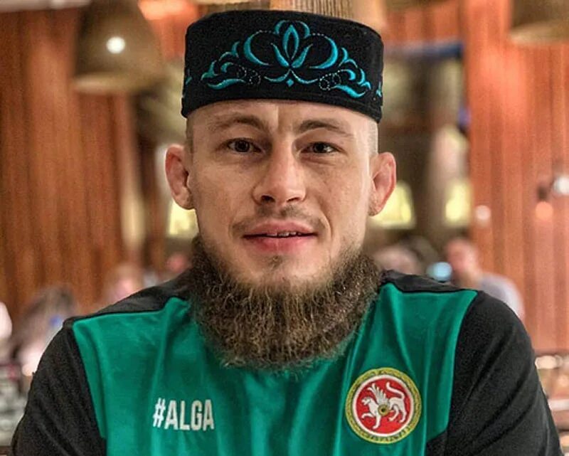 тюбетейка на голове. мма ринат фахретдинов. тюбетейка на голове. тюбетейка на человеке. ермолка еврейский головной убор.