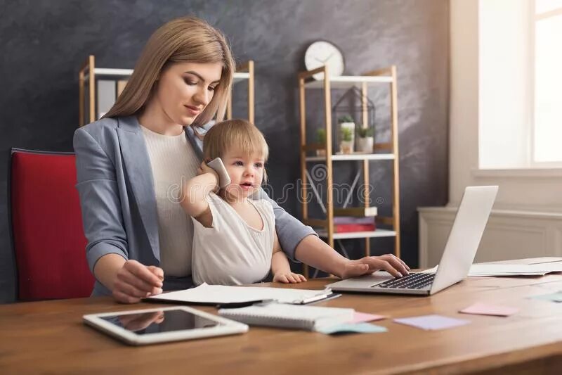 Молодая мама работает. Мама в кресле работает. Бизнес Mommy. Business to Mommies.