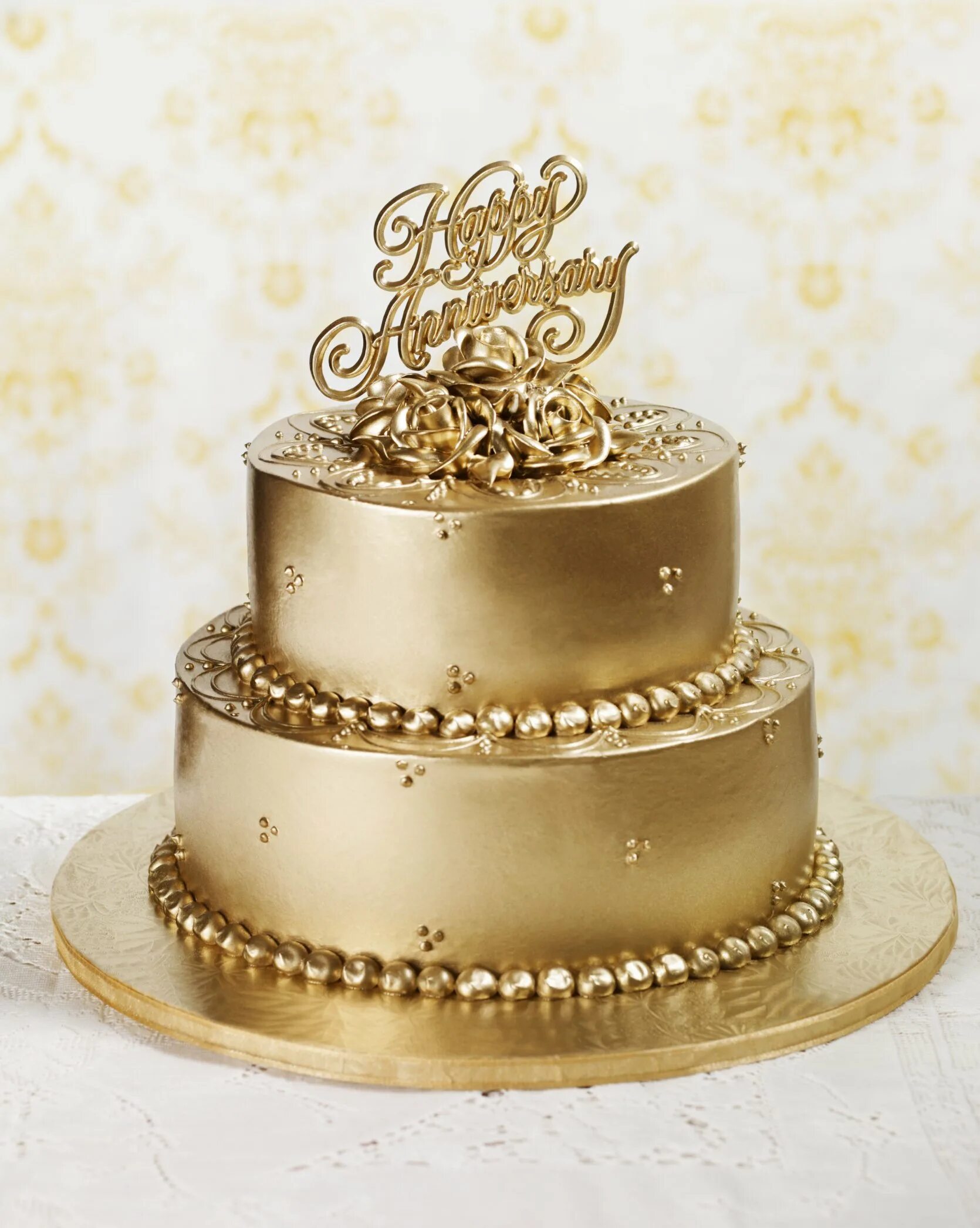 Золотой год день рождения. Торт с золотом. Золотистый торт. Украшение юбилейных тортов. Торт с золотым декором.