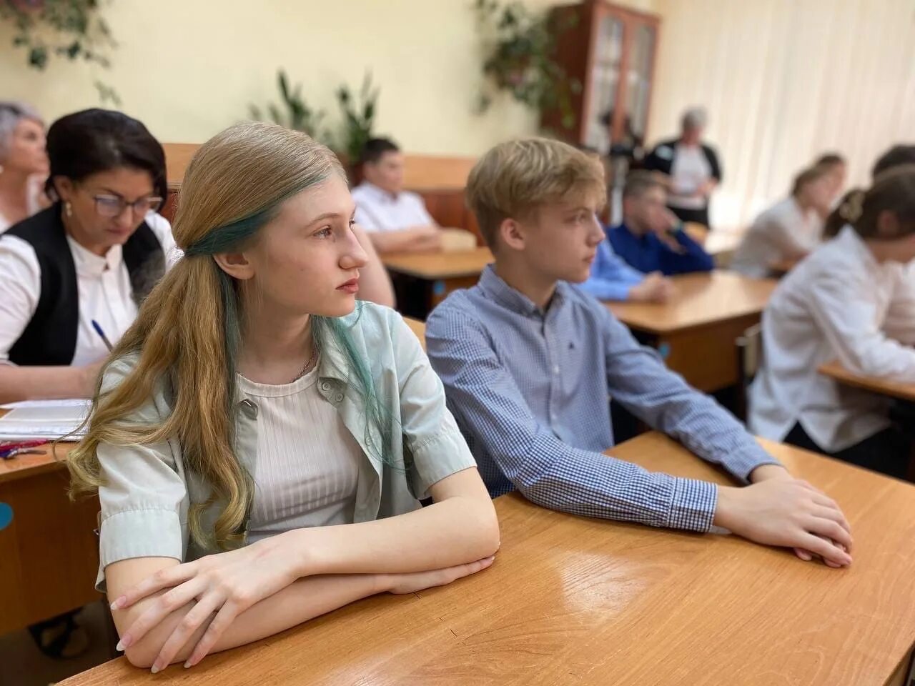 урок в российской школе. урок в школе. современные технологии в школе. школьники в современной школе. школьный класс с у ениками.