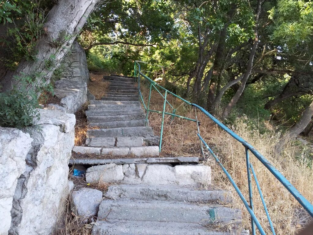 Сходи 2. Алупка Крым лестница к морю. 300 Ступеней Алупка Крым. Алупка лестница к морю. Алупка спуск к морю лестница.