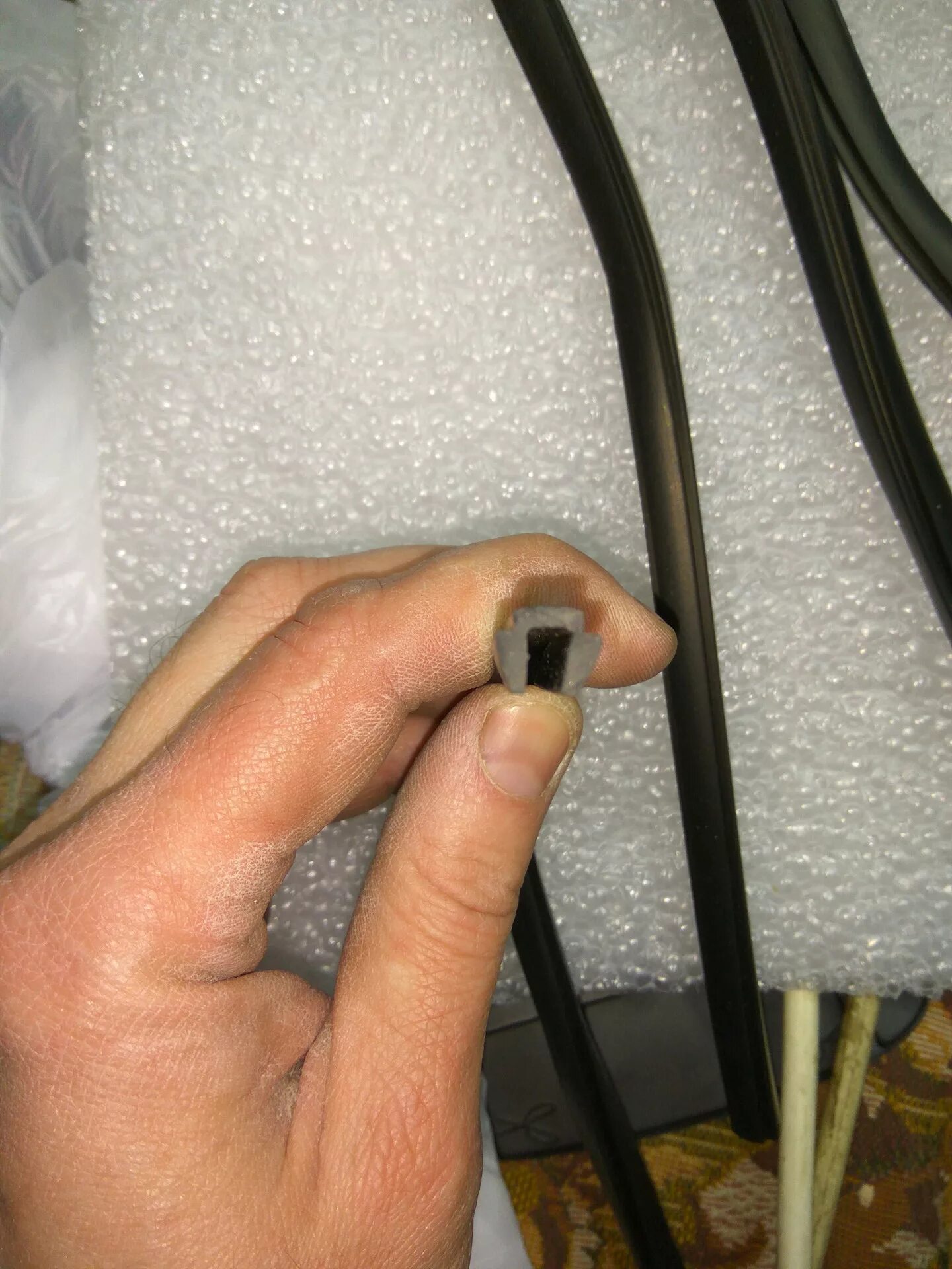 Уплотнитель стеклопакета пластикового окна. Уплотнитель для окон пвх. Уплотнительная резинка на окна пвх декенинк. Как вставить уплотнительную резинку. Уплотнитель для пластиковых дверей.