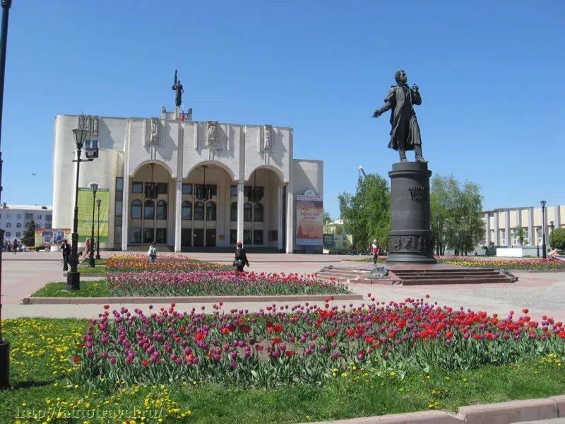 Город ниже курска. Драм театр Курск Пушкина. Памятник Пушкину драмтеатр Курск. Курский драматический театр памятник Пушкину. Площадь драмтеатра Курск.