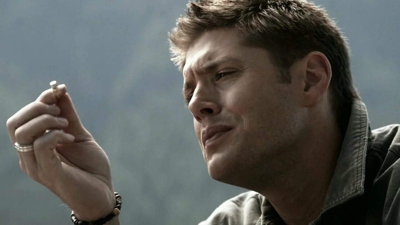 трэйси динвидди сверхъестественное. дин и собака сверхъестественное. сверхъестественное где разговаривают с животными. сверхъестественное собачий полдень дина. дженсен эклз говорит по телефону.