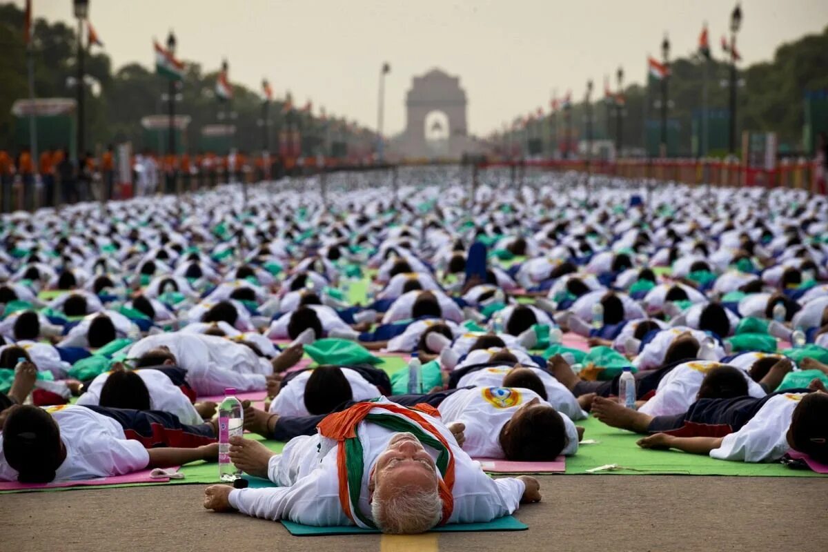 Международный день йоги премьер министр Индии. Международный день йоги в Индии. С днем йоги Индия. Занятия йогой в Индии.