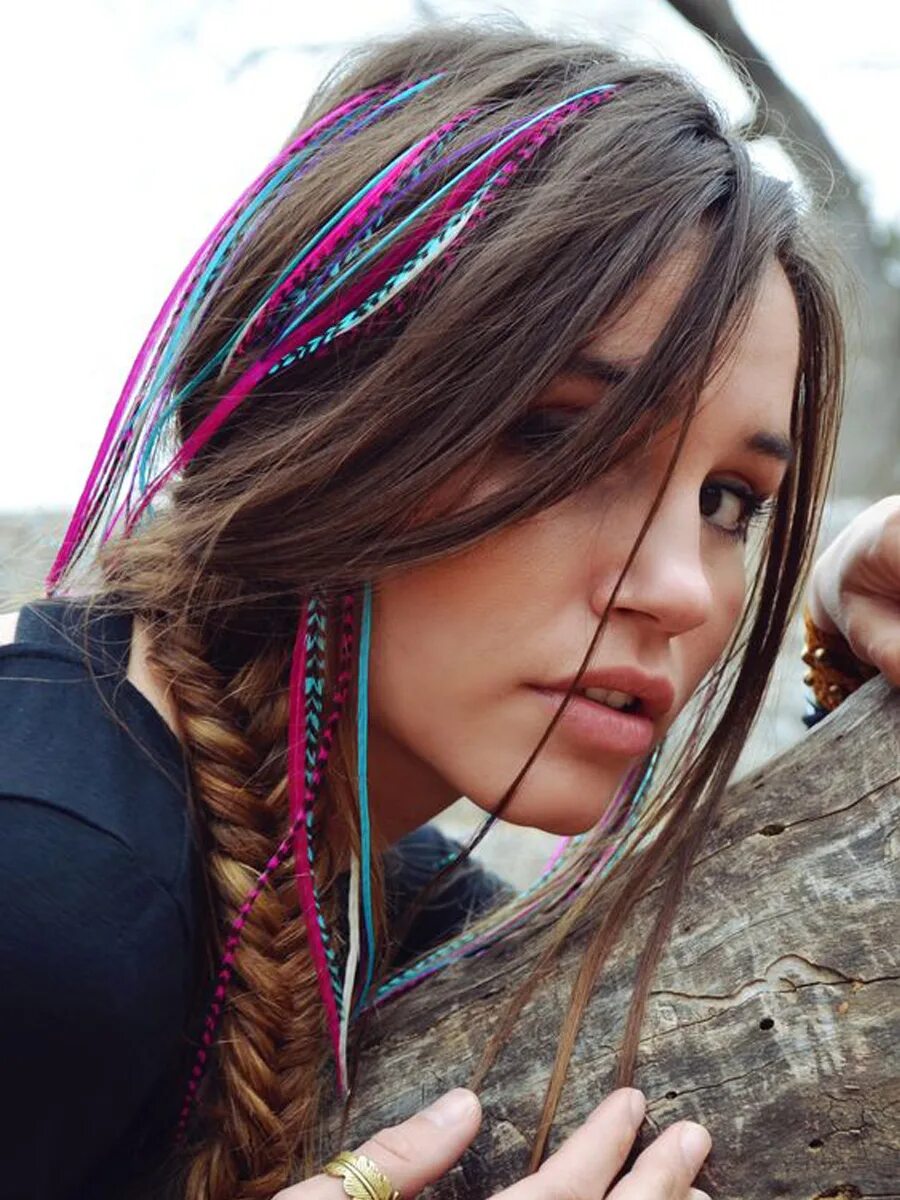 прическа распущенные волосы и косичка. колосок водопад. заплетенная прядь волосы. косы с канекалоном 2022. косички на первые пряди.