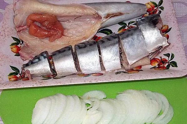 Рассол для скумбрии на литр воды. Скумбрия в рассоле кусочками. Соленая рыба в рассоле. Посолить скумбрию в домашних условиях вкусно кусочками. Засолка скумбрии в рассоле.