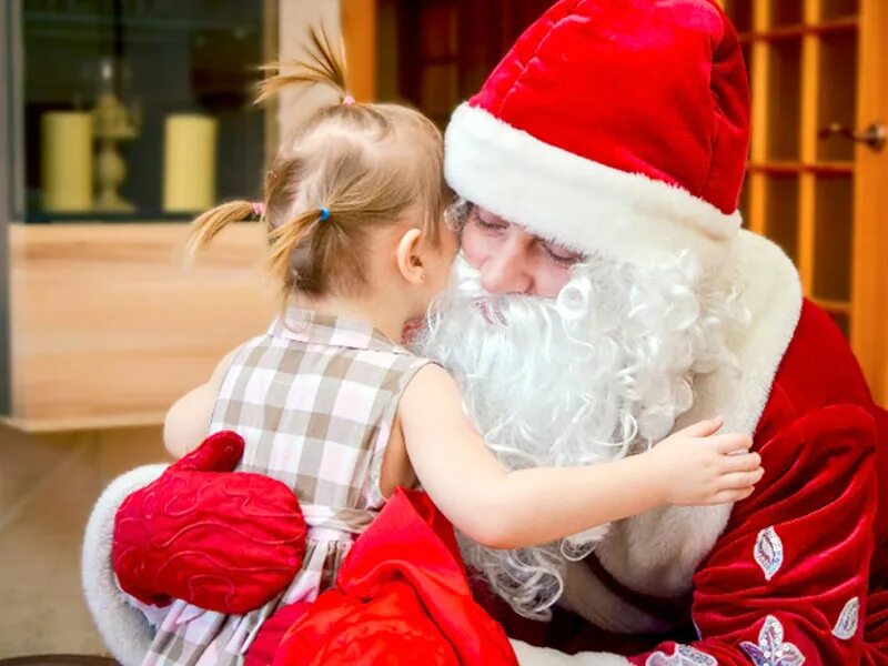 Дети деда мороза. Дед Мороз обнимает ребенка. Дед Мороз поздравляет детей. Дед Мороз и счастливые дети. Дед Мороз и Снегурочка поздравляют детей.