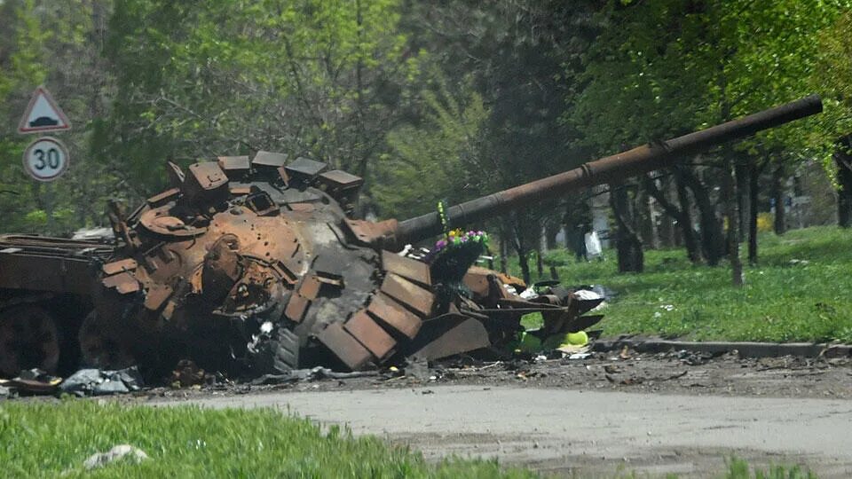 Танковая атака под авдеевкой. Танк ВСУ 2022. Танк подбитый ПТРК Корнет. Подбитые танки Авдеевка.