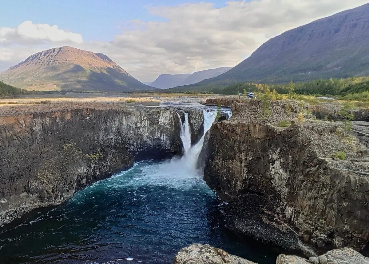 Путорана как добраться. Плато путорана базальтовые столбы. Плато путорана 4к. Ламские горы путорана. Иркиндинский водопад.