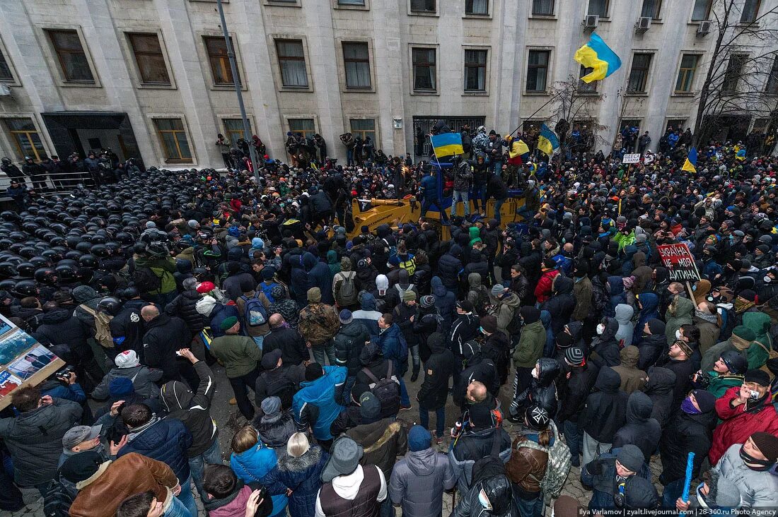 8 декабря 2013. Штурм администрации президента в Киеве. Евромайдан штурм Банковой. Майдан 2014 в Украине штурм администрации президента. Повстанческая толпа.