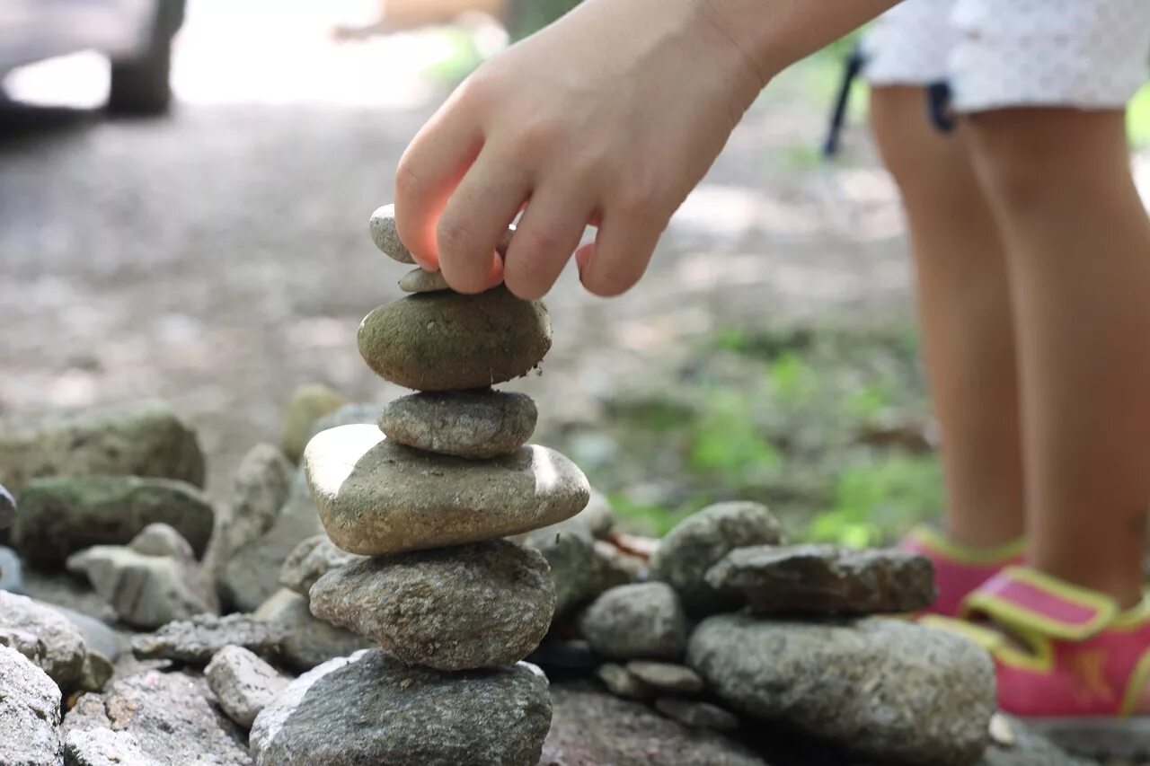 Stone child. Башенка из камней. Башня из камушков. Камень для детей. Камешки для детей.