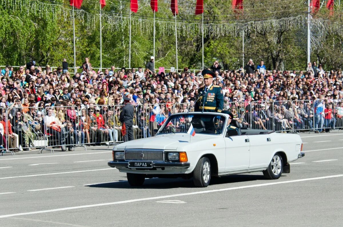 Будет ли победа 9 мая. Кабриолет Аурус на параде Победы. Парад 9 мая Аурус. Парад машин. Победа авто парад.