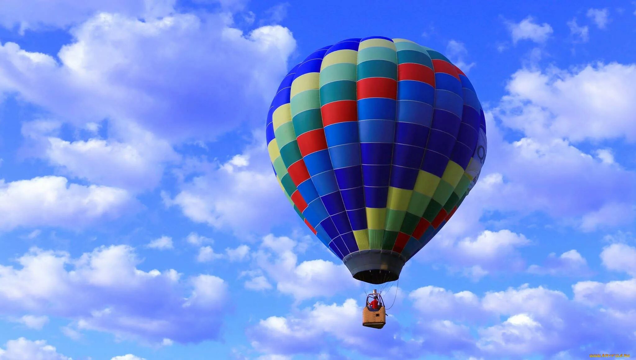 Картинки воздушный. Воздушные шары в небе. Воздушный шар с корзиной в небе. Летающие шары. Воздушные шары с корзиной в небе.
