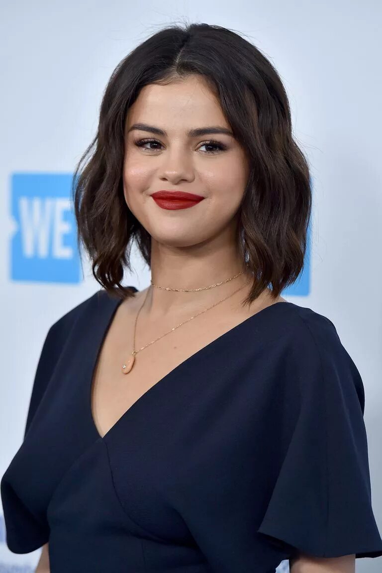 Девушка в круглой рамке. Круглая девушка. Девушка фотосессия в круглой рамке. Келли кларксон с челкой. Круглая девушка.