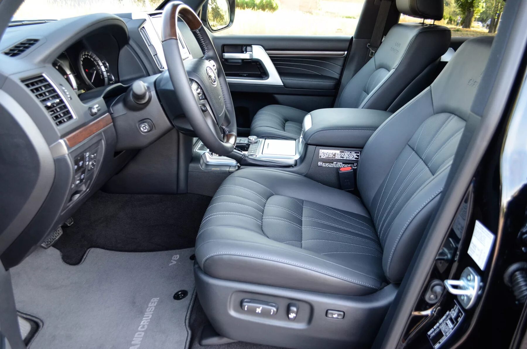 Toyota land cruiser 200 бежевый салон. перетяжка сидений toyota land cruiser 200. сиденья bmw в land cruiser 200. кресла от бмв 7 в ленд крузер 200. сиденье крузак 200.