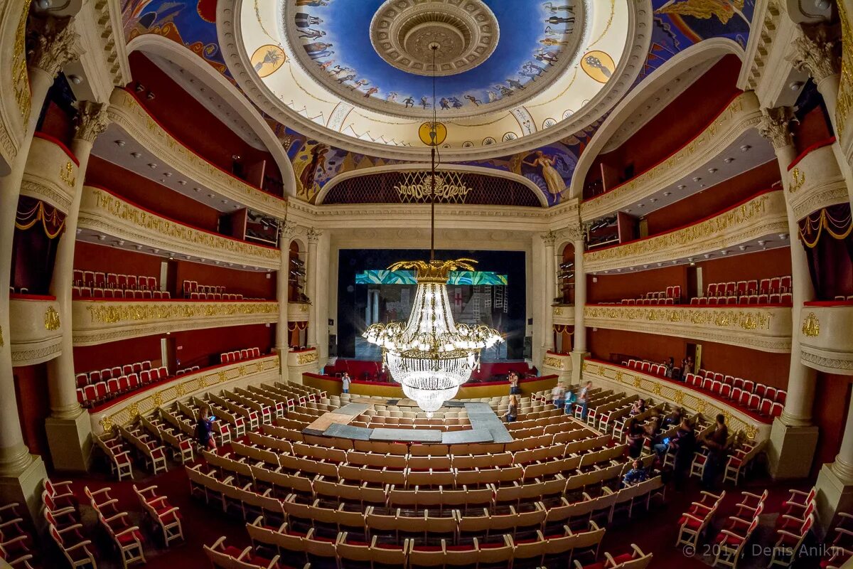 Оперный театр историческая сцена москва. Одесский оперный театр. Театральный зрительный зал. Омский государственный академический театр драмы омск зал. Оперный театр виши.