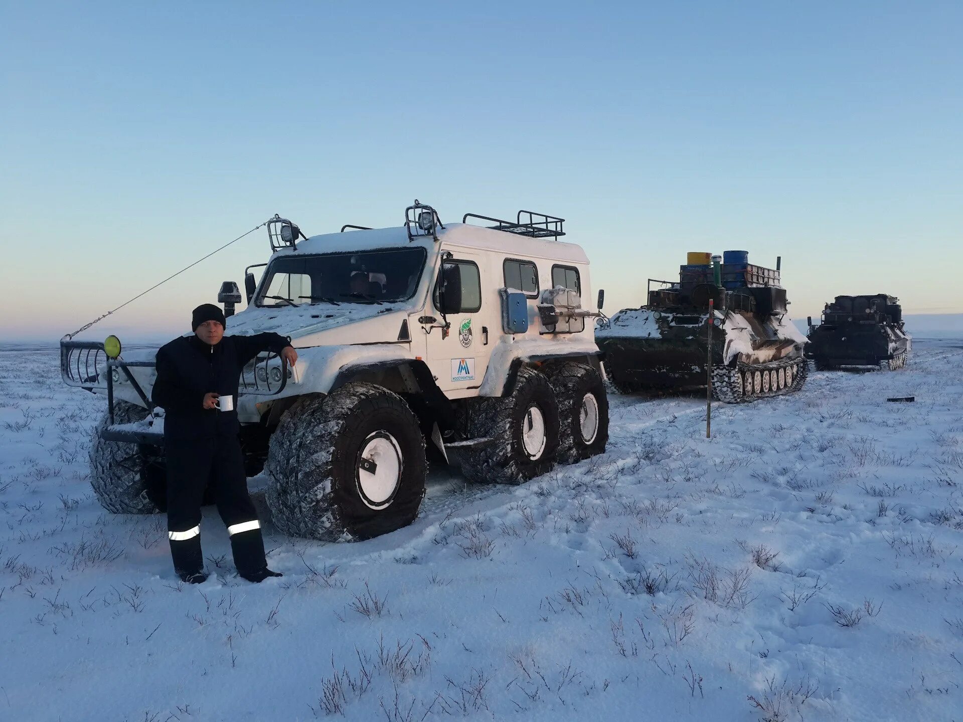 Водитель на севере вахтовым. Камаз вахтовка для газпрома. Водитель на севере вахтовым. Ямал вездеход 6х6 маз. Урал вахтовка 2022.