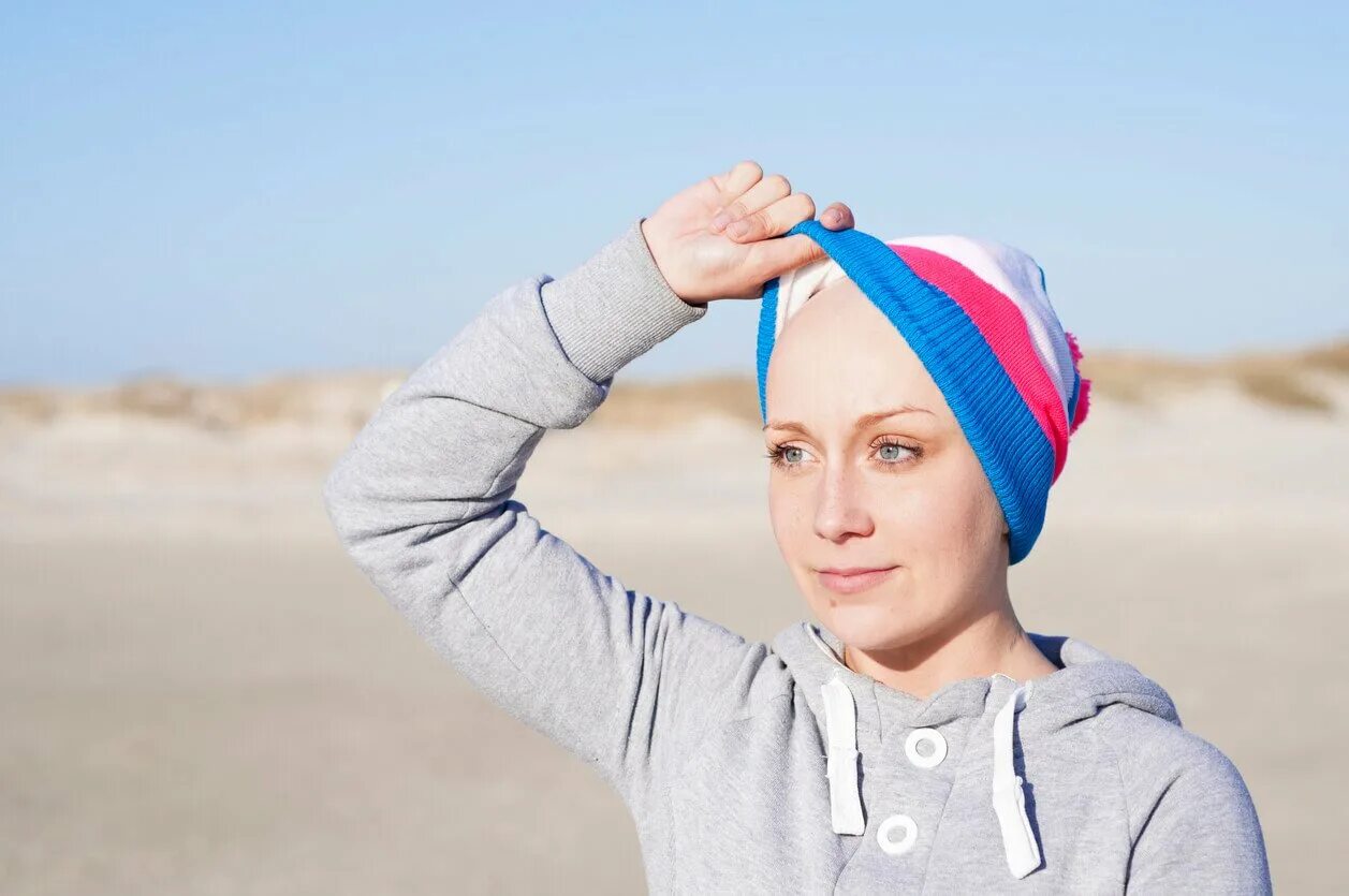 Шапочки для онкобольных. Платок на голову после химиотерапии. Головные уборы для онкобольных женщин. Платки на голову для женщин после химиотерапии.