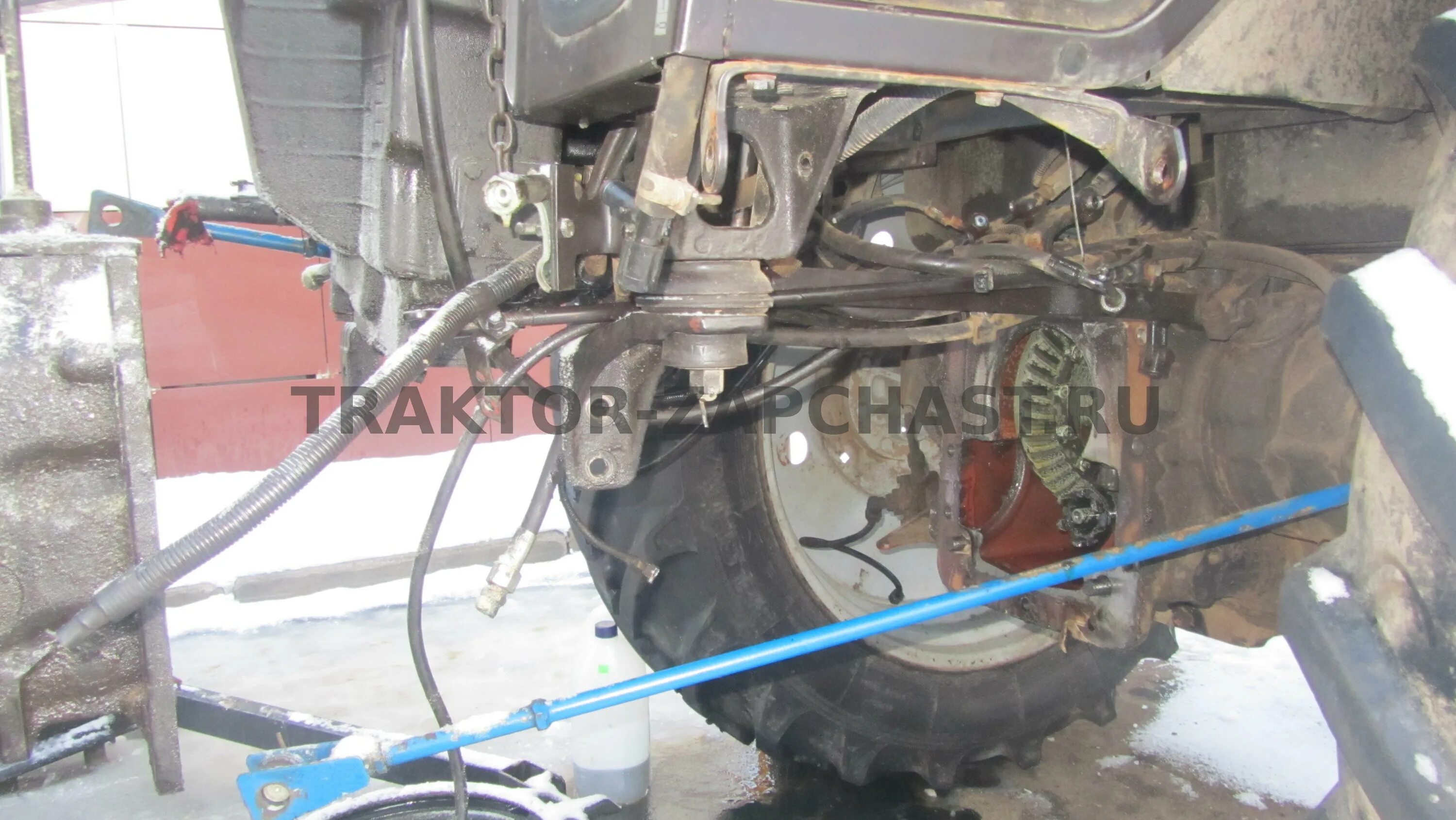 Мтз 1523. Раскатить трактор мтз 82. Беларус 320. Снять коробку мтз. Как снять коробку на мтз не снимая кабины.