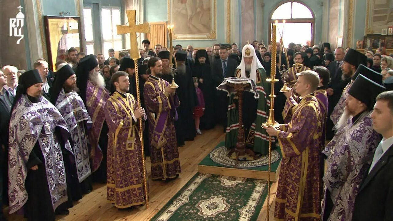 Настоятель сергиево казанского собора в курске. Троице лыково подворье. Храм похвалы пресвятой богородицы в зябликово. Служба в православном храме. Служба в храме.