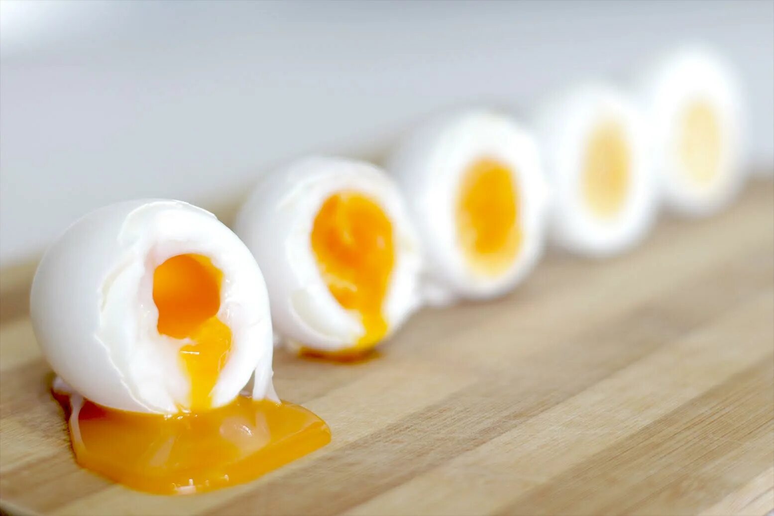 Яйцо вареное всмятку. Яйцо всмятку яйца вкрутую. Яйца куриные вареные всмятку. Перепелиные яйца всмятку.