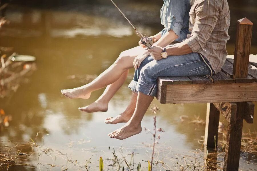 Влюбленные на рыбалке. Женщина и мужчина рыбачат. Романтика рыбалки. Влюбленная пара на рыбалке. Девушка ловит парня