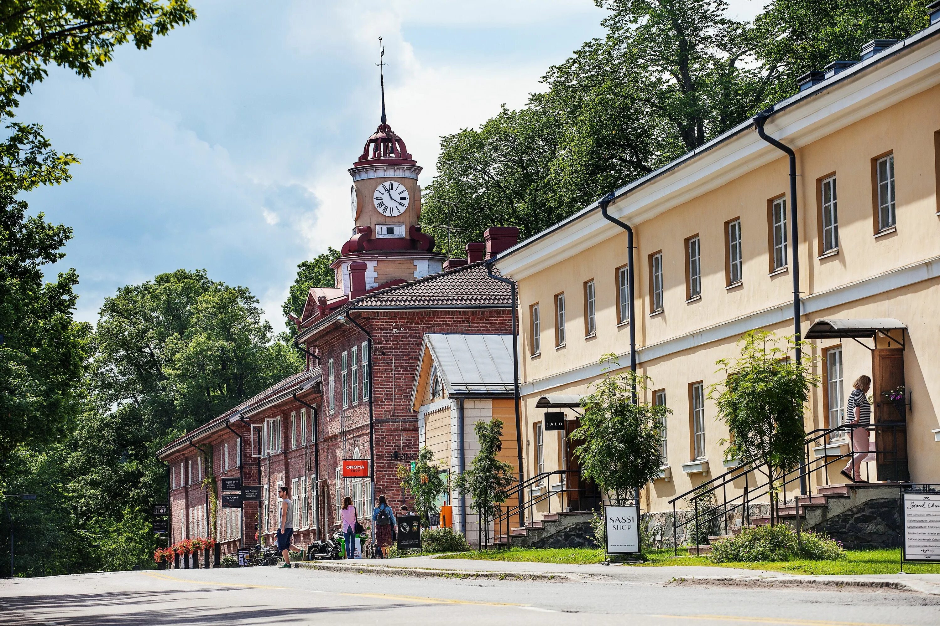 Village watch. Деревня Фискарс Финляндия. Финская деревня Фискарс. Финская историческая архитектура. Часовая башня Хельсинки.