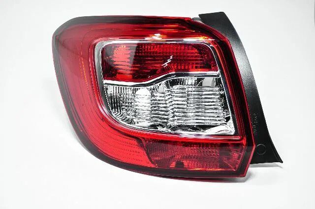 Фонарь задний левый сандеро 2 артикул. Фонарь задний левый sandero-2. 8200734825 фонарь левый. Фонарь задний левый рено сандеро. Renault sandero stepway фонарь задний левый.