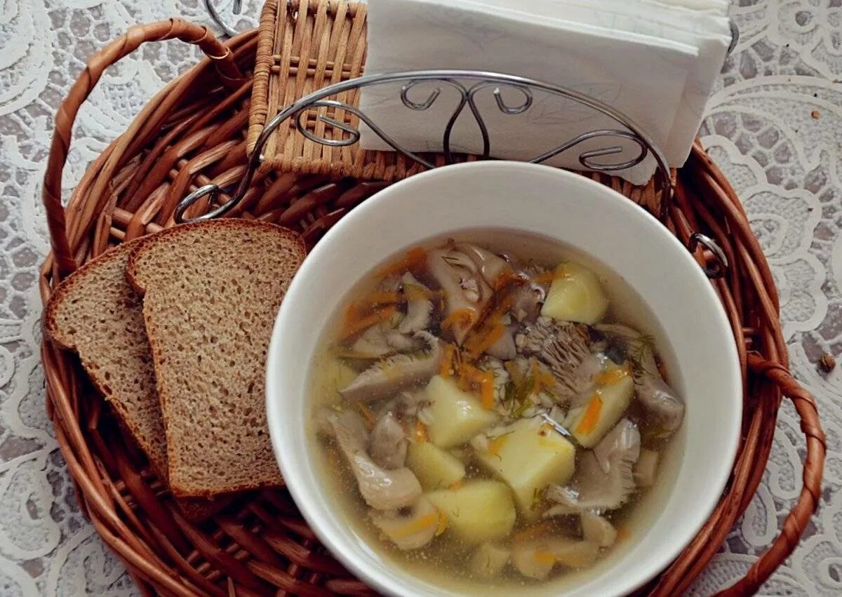 Суп из шампиньоны свежие с картошкой. Грибной суп наваристый. Грибная похлебка из белых грибов. Губница грибной суп. Грибной суп с картофелем.