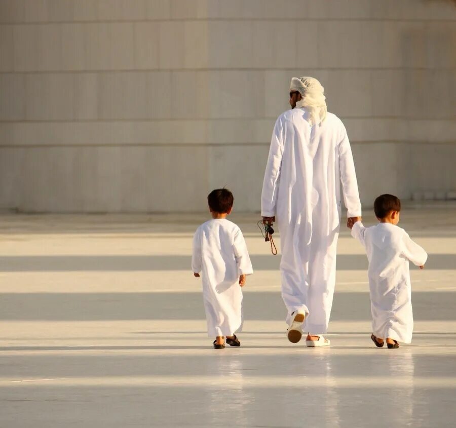 Все молятся сын без отца дочь. Мусульманский человек. Мусульманские дети. Мусульманская семья.