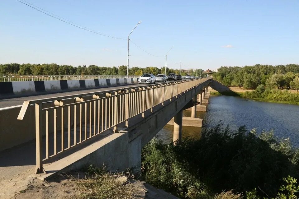 Уровень ахтубы в ахтубинске сегодня. Ахтубинский мост город Ахтубинск. Мост через реку Ахтуба в городе Ахтубинск Астраханской области. Ахтубинск река Ахтуба. Автодорожный мост Астрахань.