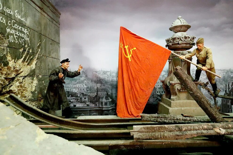 Над зданием рейхстага в берлине. Рейхстаг 1945 победа. знамя победы над рейхстагом в берлине. рейхстаг 1945 знамя. рейхстаг знамя победы.