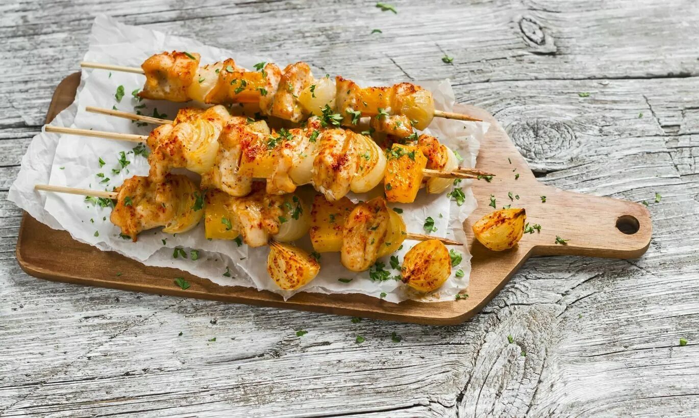 Куриные шашлычки рецепты. Шашлык куриный. курица на шпажках. шашлычки на шпажках. шашлычок из курицы.