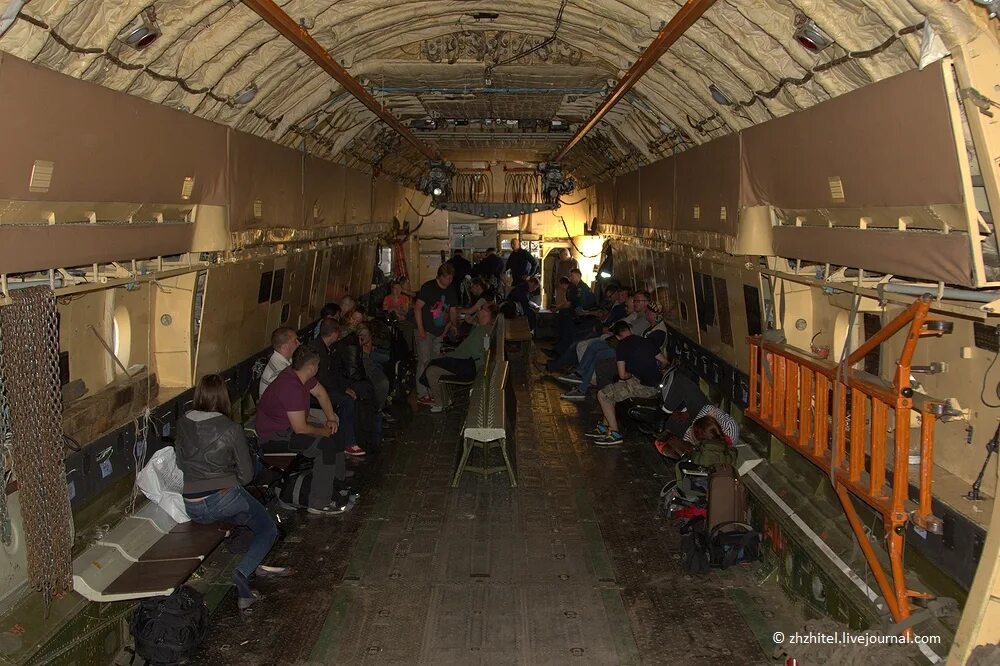 ил-76 военно-транспортный самолёт салон. ил76 самолет военный транспортный ил. пассажиры ил 76. ил 76 салон пассажирский. шасси ил 76.