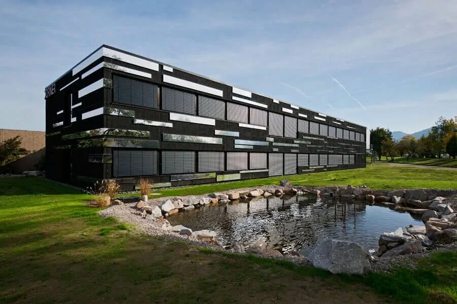 Кондоминиум загородный. Justice new york facade. Небоскрёб эмпайр-стейт-билдинг. Red in architecture. St antony’s college оксфорд.