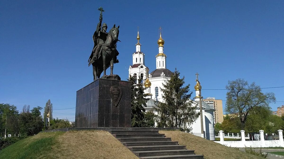 Памятник лескову в орле фото YugNash.ru